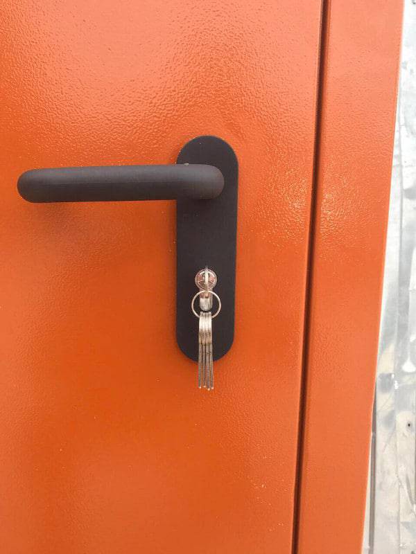 Дверная ручка и замок Дверная ручка и замок