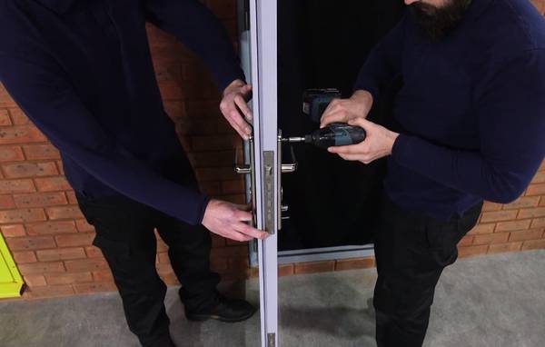 Установить замок и ручку Установить замок и ручку