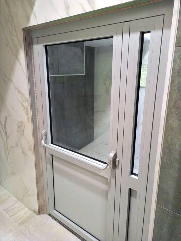 Алюминиевая дверь с ручкой push-bar Алюминиевая дверь с ручкой push-bar