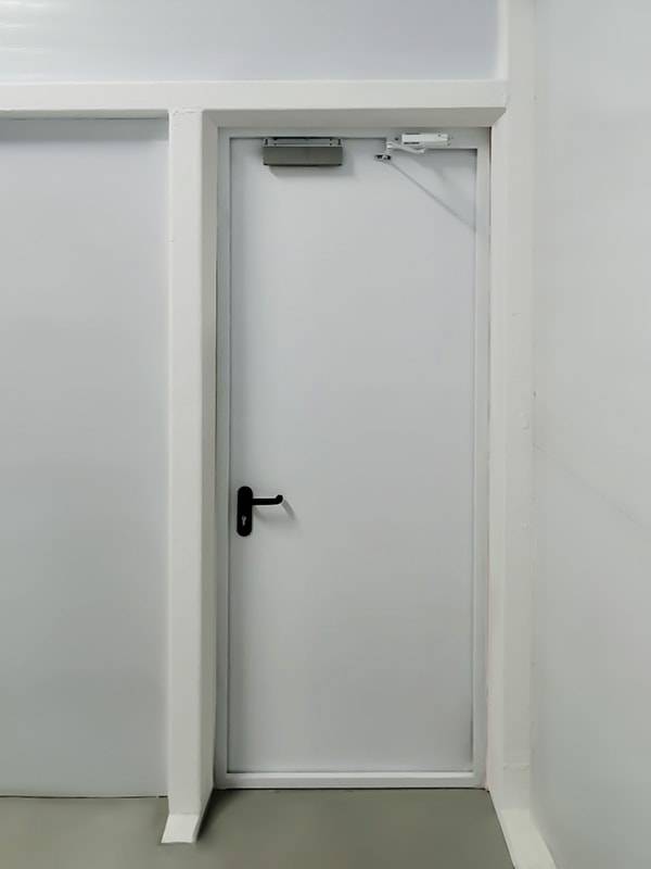 Дверь с доводчиком и электромагнитным замком Дверь с доводчиком и электромагнитным замком