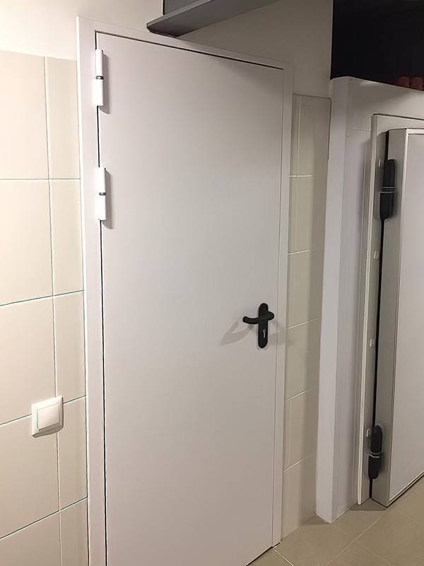 Огнеупорная белая дверь (Камергерский переулок)