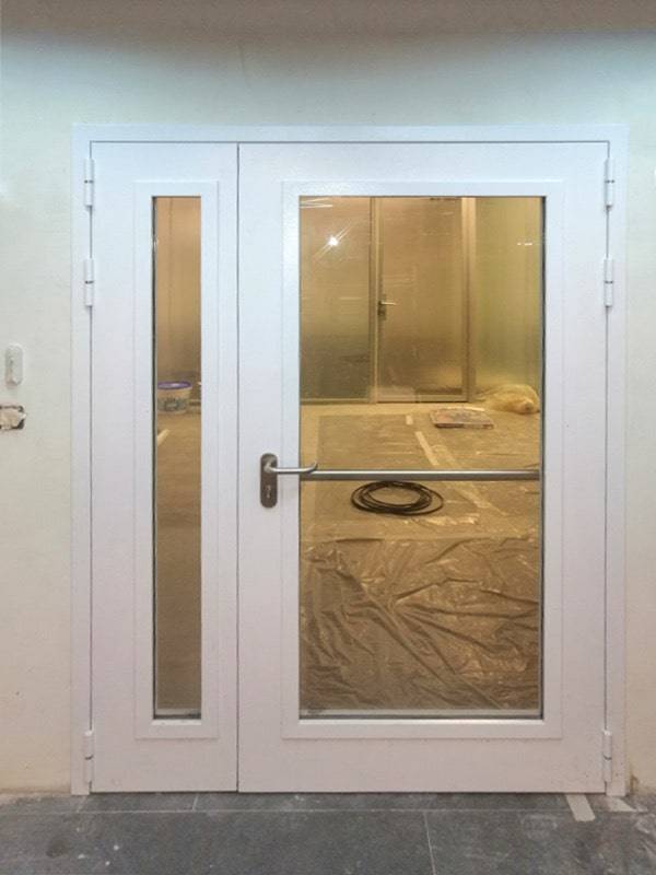 Остекленная дверь снаружи Остекленная дверь снаружи