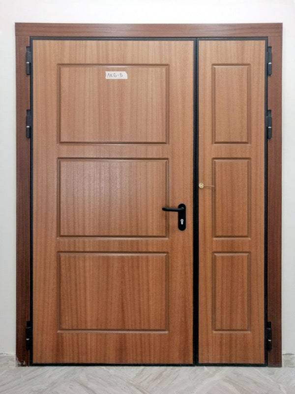 Полуторная МДФ дверь снаружи Полуторная МДФ дверь снаружи