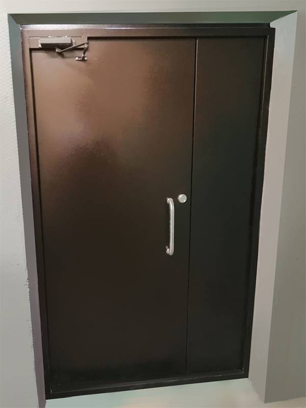 Полуторопольная дверь с внутренней стороны Полуторопольная дверь с внутренней стороны