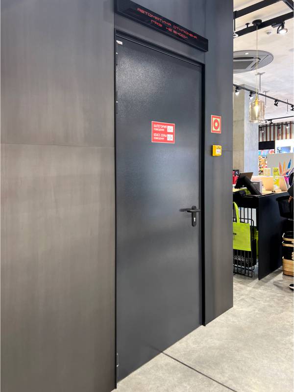 Однопольная противопожарная дверь с окрасом «графит»