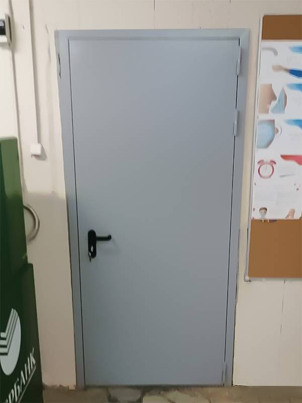 Серая одностворчатая дверь снаружи Серая одностворчатая дверь снаружи