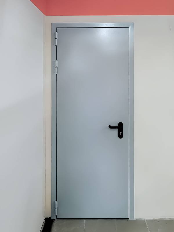 Узкая противопожарная дверь (Магнит Косметик) Узкая противопожарная дверь (Магнит Косметик)