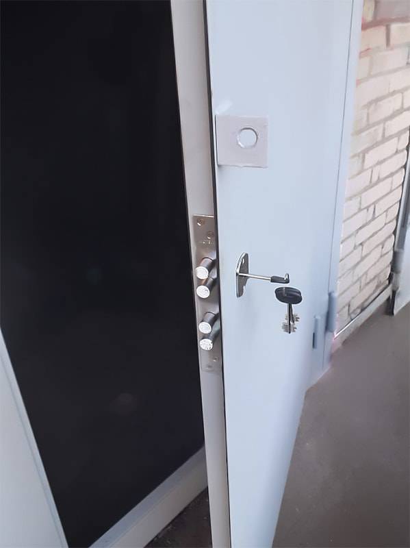 Замок в калитке ворот Замок в калитке ворот